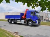 Afgeleverd: vrachtwagen met kraan en laadbak